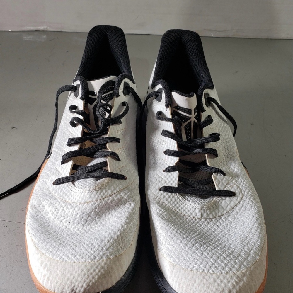 Nike Kobe Bryant Mamba Focus White Black Gum